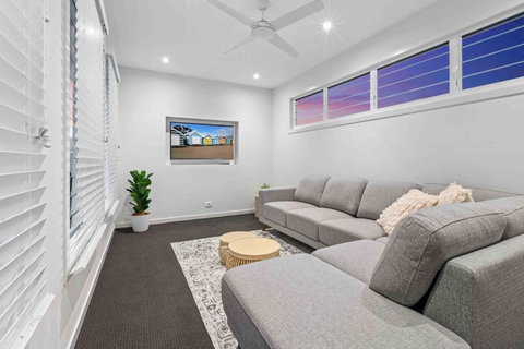 Redcliffe CBD Family Beach House - Accommodation Europe 2