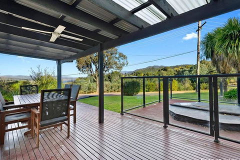 Relax In The Spa With Views Opposite Lake Eildon - Events Australia 3