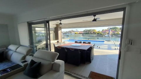 Relax Poolside By The Canal - Events Australia 0