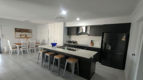 Relax Poolside By The Canal - Events Australia 2