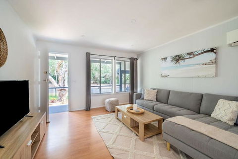 Renovated Beach Home Relax Unwind - Events Australia 3