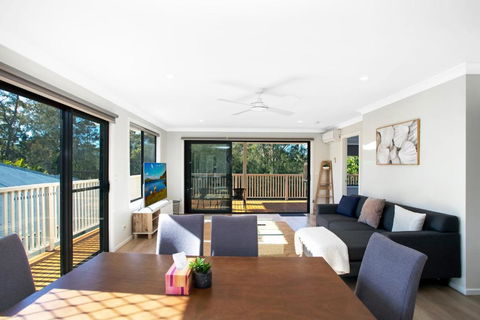 Renovated Coastal Getaway With Water Views - Events Australia 2