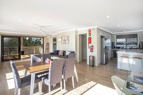 Renovated Coastal Getaway With Water Views - Events Australia 3
