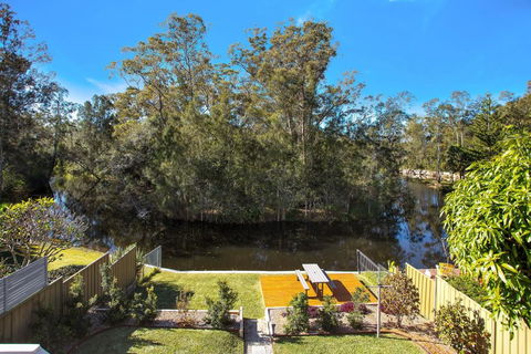 Renovated Coastal Getaway With Water Views - Events Australia 0