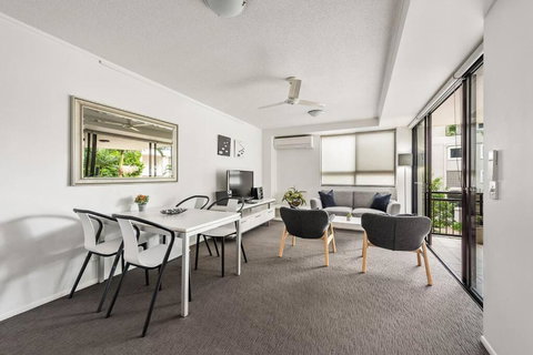 Resort Living - 10mins CBD - 2Bed / 2Bath / 1Car - Events Australia 0