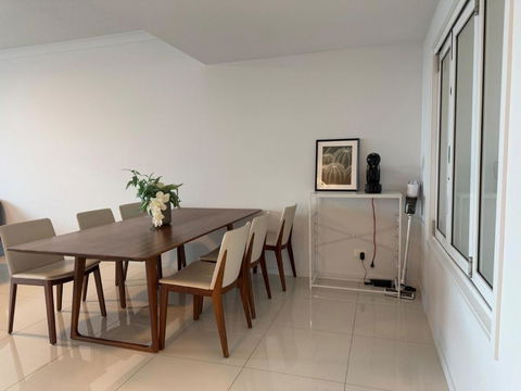Resort-Style Apartment Near Harbour Town - Events Australia 3