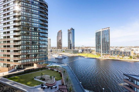 Resort-style Docklands Riverview Stay With Parking - Events Australia 0