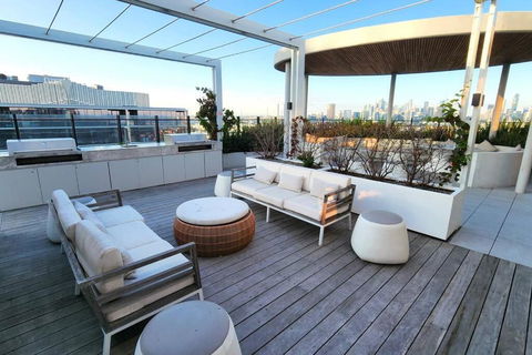 Resort-style Exec 1 Bed With Study In Port Melbourne - Events Australia 3