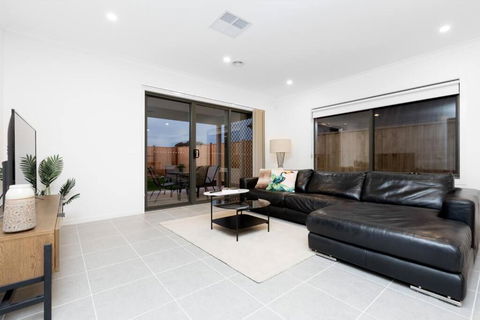 ResortStyle 4BR House With Parking - Events Australia 3