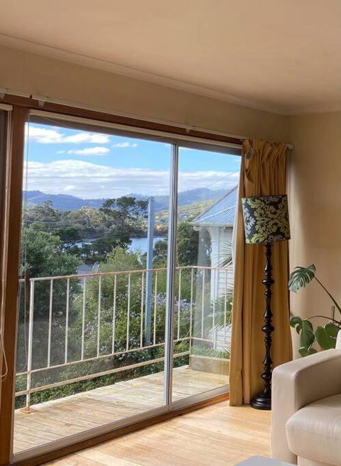 Retro Apartment Cornelian Bay - Water Views - Tourism Bookings 2