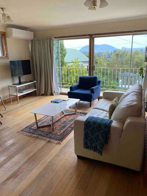 Retro Apartment Cornelian Bay - Water Views - Tourism Bookings 1