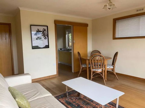 Retro Apartment Cornelian Bay - Water Views - Tourism Bookings 3