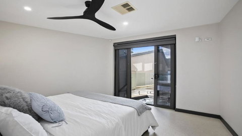 Riptides Booker Bay -Waterfront Apartment, Walk To Shops & Cafes - Events Australia 3