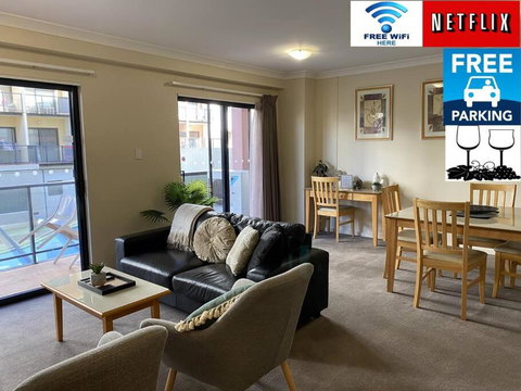RIVERSIDE CITY VIEW PARKING NETFLIX WIFI WINE FREE - Tourism Bookings 0