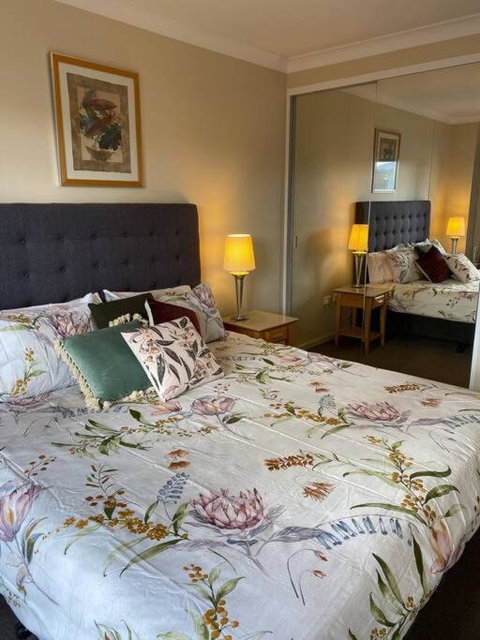 RIVERSIDE CITY VIEW PARKING NETFLIX WIFI WINE FREE - Tourism Bookings 1