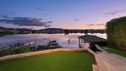 Riverside Retreat - Absolute Waterfront - Events Australia 1