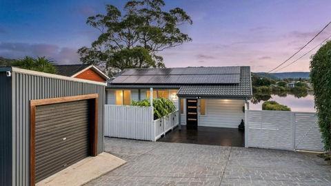 Riverside Retreat - Absolute Waterfront - Events Australia 2