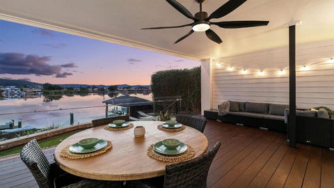 Riverside Retreat - Absolute Waterfront - Events Australia 3