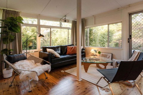 Romantic Garden Cottage With Home Cinema - Tourism Bookings 3