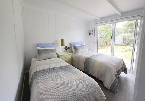 Saltbush - Ideally Located And Modernised MCM Beach House - Events Australia 1