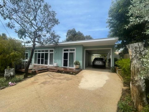 Saltbush - Ideally Located And Modernised MCM Beach House - Events Australia 0
