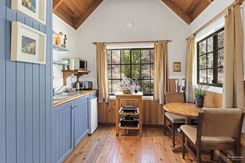 Romantic Tricklebeck Spa Cottage - Events Australia 3