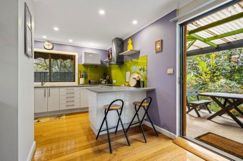 Roses On The River - An Absolute River Frontage Cottage - Events Australia 3