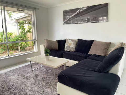 Runaway Bay Family Haven With 4beds - Events Australia 0