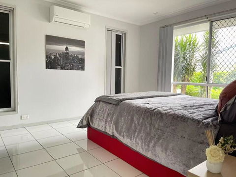 Runaway Bay Family Haven With 4beds - Events Australia 3