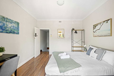 Rustic Queen Room In Glebe - Next To USYD - Shared Bathroom - Tourism Bookings 0