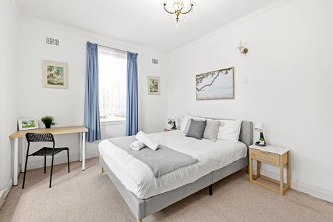 Rustic Queen Room - Seconds To Stores & Eateries - Shared Bathroom - Tourism Bookings 3