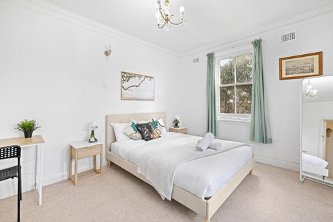 Rustic Queen Room - Seconds To Stores & Eateries - Shared Bathroom - Tourism Bookings 2