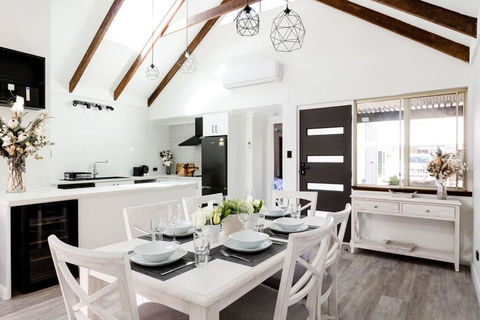 Salt & Pepper; Beautiful Town House In Margs! - Events Australia 0