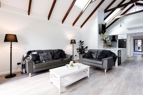 Salt & Pepper; Beautiful Town House In Margs! - Events Australia 1