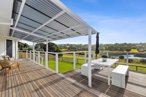 SALTWATER HOUSE - Opposite The Beach And Views Over The Lake! - Events Australia 3