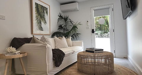 SALTY PALMS -Seaside Studio Apartment - Events Australia 3