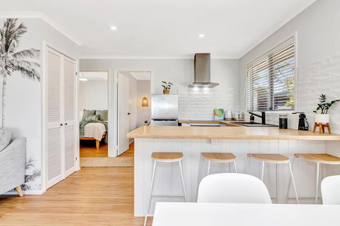 Sanbis Cabin - Hidden Boutique Retreat, Sea Views - Events Australia 3