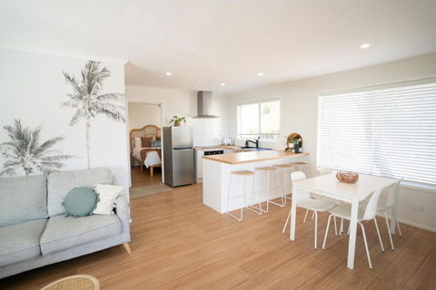 Sanbis Cabin - Hidden Boutique Retreat, Sea Views - Events Australia 2