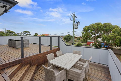 Sanctuary Lodge By Ready Set Stay - BYO LINEN & TOWELS - Events Australia 3