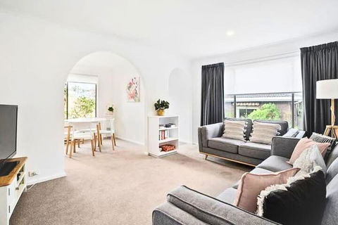 Sandy Bay Cozy Cottage Close To CBD - Accommodation Europe 0