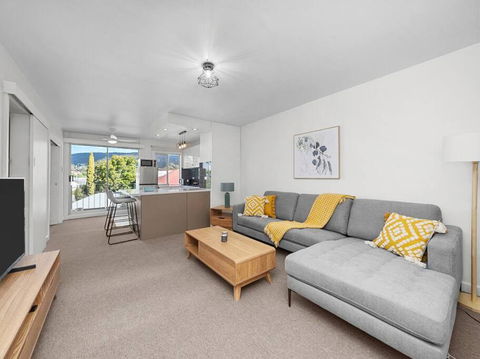 Sandy Bay Apartment With Hobart River View, Near UTAS - Stroll To Cafes And Shops - Events Australia 0