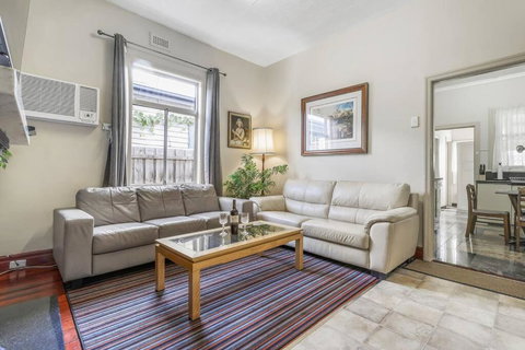 Spacious Urban Delight In Coburg - Events Australia 0