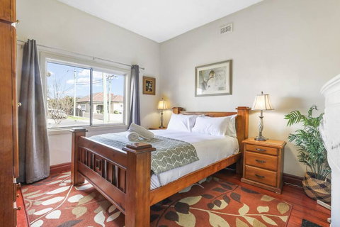 Spacious Urban Delight In Coburg - Events Australia 2