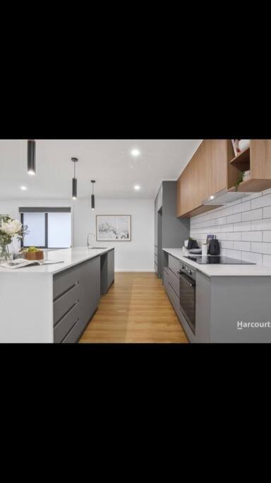 Spacious House Close To Hobart CBD WiFi And New Sony QLED Smart TV - Tourism Bookings 0
