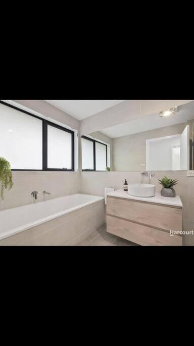Spacious House Close To Hobart CBD WiFi And New Sony QLED Smart TV - Tourism Bookings 3