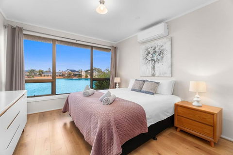 Stunning Lake View Townhouse-Dream Staycation - Events Australia 1