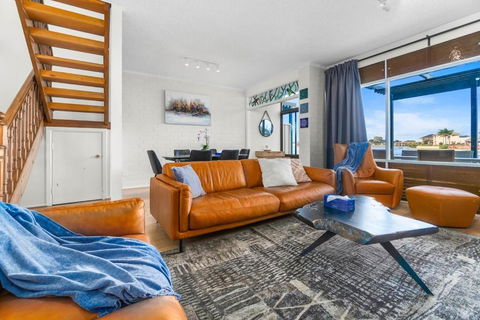 Stunning Lake View Townhouse-Dream Staycation - Events Australia 2