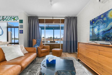 Stunning Lake View Townhouse-Dream Staycation - Events Australia 3