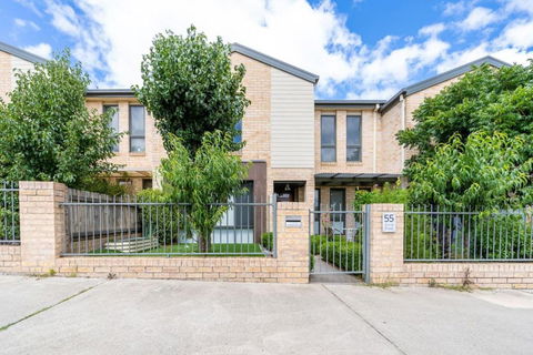 Superb 3BR Townhouse Near Town Centre - Tourism Bookings 0