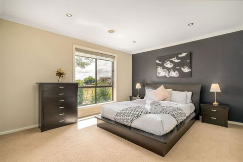 Superb 3BR Townhouse Near Town Centre - Tourism Bookings 1